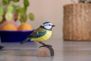 Dřevěná dekorace sýkora modřinka DecoBird - Wildlife Garden